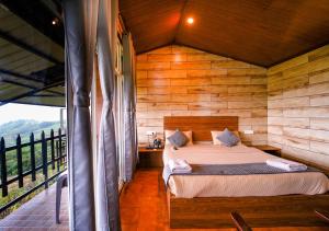 1 dormitorio con 1 cama en una cabaña de madera en Silent Valley Resort Ooty by VOYE HOMES, en Ooty