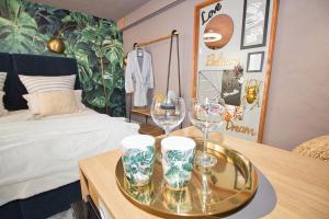 um quarto com uma cama e uma mesa com copos de vinho em La perla de Tibi & sauna experience em Alicante