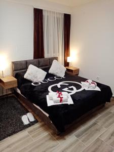 a bedroom with a bed with white towels on it at Studio Pahuljica in Apatin