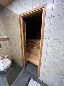 e bagno con servizi igienici e cabina doccia. di Tamula Lake Loft apartment, Võru, Võru County a Võru