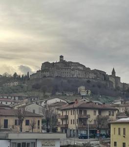 miasto z zamkiem na szczycie wzgórza w obiekcie Pian della Battaglia w mieście Anghiari