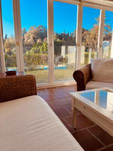 a living room with a couch and a coffee table at Paradis sur le Golf de le Quinta avec accès direct à la piscine in Marbella