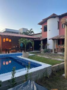 ein Schwimmbad in einem Hof neben einem Haus in der Unterkunft Casa de Praia piscina -60 m da praia, 3/4 Cond. in Olivença