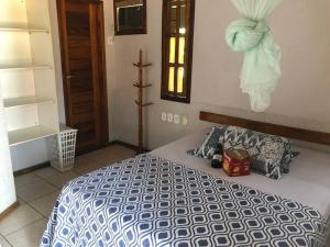 ein Schlafzimmer mit einem Bett mit einer blau-weißen Bettdecke in der Unterkunft Casa de Praia piscina -60 m da praia, 3/4 Cond. in Olivença + 37 Fotos