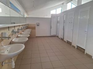 Phòng tắm tại Telepített lakókocsi Dalmácián