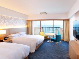 鳴門市にあるアオアヲ ナルト リゾートのベッド2台とテレビが備わるホテルルームです。