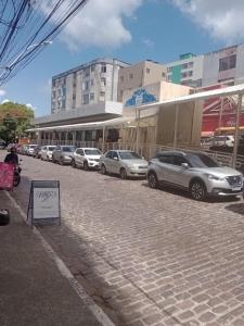 uma fila de carros estacionados em frente a um edifício em Edifício Plaza Ville em Salvador
