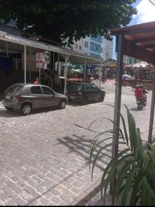 zwei Autos, die am Straßenrand geparkt sind in der Unterkunft Edifício Plaza Ville in Salvador