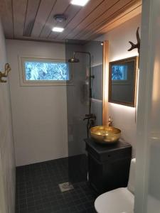 a bathroom with a sink and a toilet at Persoonallinen pieni asunto in Oulu