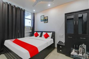 Cama ou camas em um quarto em OYO Flagship 81064 Chaudhary In