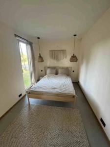 - une petite chambre avec un lit et une fenêtre dans l'établissement Peaceful holiday house Pāvilosta, à Pāvilosta