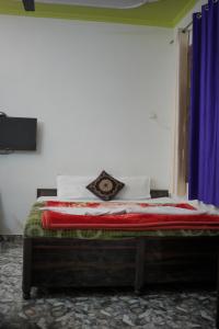Cama en habitación con cortinas azules y cama sidx sidx sidx sidx en Panambi Tapovan Resort, en Rishīkesh