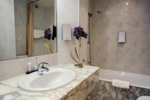 Koupelna v ubytování Le Grand Hotel + 37 fotografií