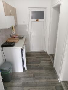 Dapur atau dapur kecil di APARTMAN “POD KRALJEVICOM”
