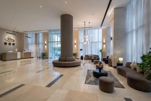 een lobby van een gebouw met banken en een zuil bij HDB Financial District in Riyad