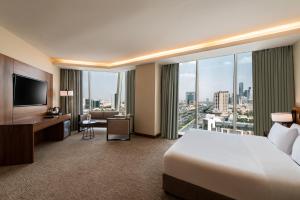 een hotelkamer met een bed en een groot raam bij HDB Financial District in Riyad +40 foto's