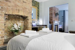 1 dormitorio con 1 cama grande y 2 almohadas en Urban Elegance - Luxe 1-Bed Haven in Hartlepool, en Hartlepool