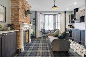 sala de estar con sofá y chimenea en Urban Elegance - Luxe 1-Bed Haven in Hartlepool, en Hartlepool