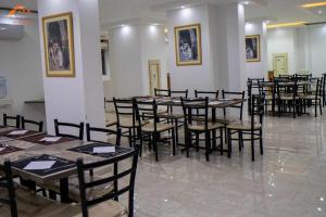 eine Gruppe von Tischen und Stühlen in einem Raum in der Unterkunft Fox Beach Stay in Hurghada