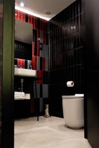 La salle de bains est pourvue de toilettes et d'un lavabo. dans l'établissement SO City Hotel Adults Only, à San Ġiljan