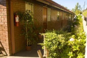ein Backsteinhaus mit Pflanzen und einem Hydranten in der Unterkunft Linda Casa 2D 1B in Viña del Mar