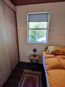 een kleine kamer met 2 bedden en een raam bij Linda Casa 2D 1B in Viña del Mar