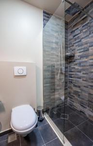 ein Bad mit einem WC und einer Glasdusche in der Unterkunft New Gudauri Atrium in Gudauri