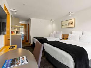 TV a/nebo společenská místnost v ubytování Novotel Queenstown Lakeside