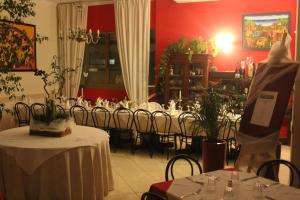 Reštaurácia alebo iné gastronomické zariadenie v ubytovaní Hotel Nuova Orchidea