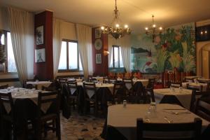 Reštaurácia alebo iné gastronomické zariadenie v ubytovaní Hotel Nuova Orchidea