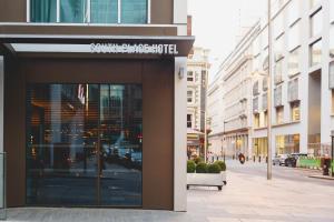 un edificio con un cartel en una calle de la ciudad en South Place Hotel en Londres