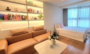 salon z kanapą i łóżkiem w obiekcie Lavender House-IRUA w Pusanie