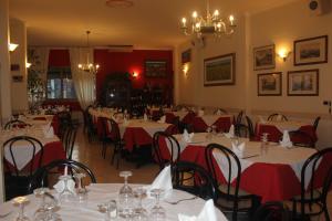 Reštaurácia alebo iné gastronomické zariadenie v ubytovaní Hotel Nuova Orchidea