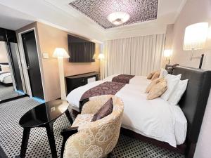 Postel nebo postele na pokoji v ubytování APA Hotel Nagoya Sakae