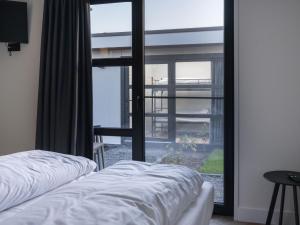 - une chambre avec 2 lits et une grande fenêtre dans l'établissement House with three bathrooms, on a holiday park, à Nieuw-Loosdrecht