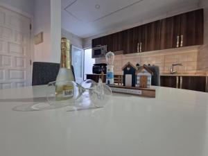 法馬拉的住宿－MALVASIA 5，厨房柜台,上面装有瓶子和玻璃杯