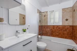 A bathroom at Villa Anna - PlusHolidays