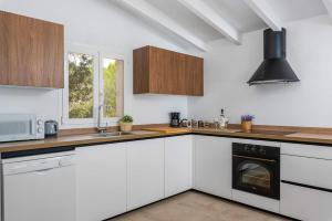 A kitchen or kitchenette at Villa Anna - PlusHolidays