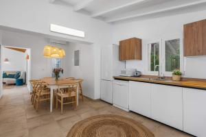 A kitchen or kitchenette at Villa Anna - PlusHolidays