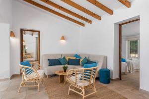 A seating area at Villa Anna - PlusHolidays