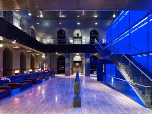 una pista da bowling con illuminazione blu in un edificio di Sofitel Munich Bayerpost a Monaco