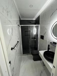 B&B Puma official في نابولي: حمام به مرحاض أسود ومغسلة