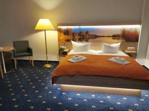 Postel nebo postele na pokoji v ubytování Hotel am Wariner See