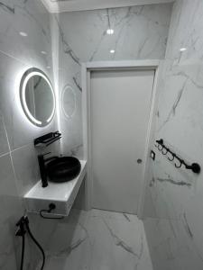 B&B Puma official في نابولي: حمام به مرحاض أسود ومرآة