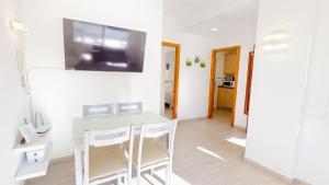 Televízia a/alebo spoločenská miestnosť v ubytovaní Apartamento Nueva Vida by Family Homes