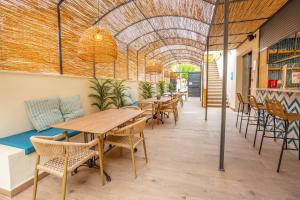 A seating area at FLOR los Almendros Apartamentos