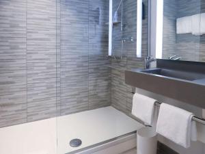 Koupelna v ubytování ibis Styles Puteaux Paris La Defense