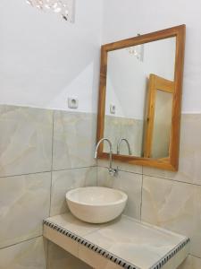 un baño con lavabo y espejo en Sedap malam house, en Lovina