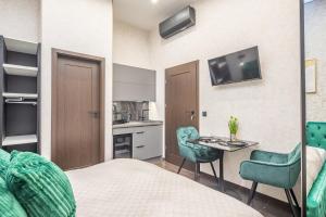 um quarto com uma cama, uma mesa e cadeiras em Extreme Central - Luxy Stay em Budapeste