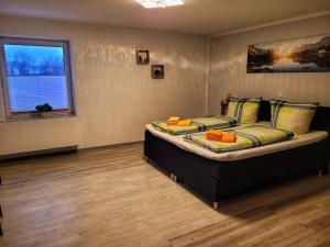 - une chambre avec un lit dans une pièce dotée d'une fenêtre dans l'établissement Kulturstätte Gröditz, à Gröditz